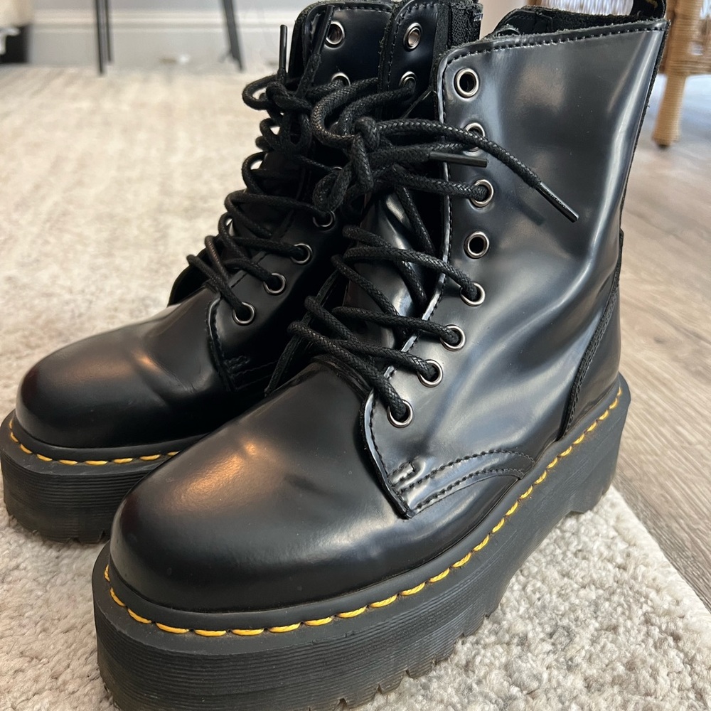 Platform black Dr Martens Jadon boots